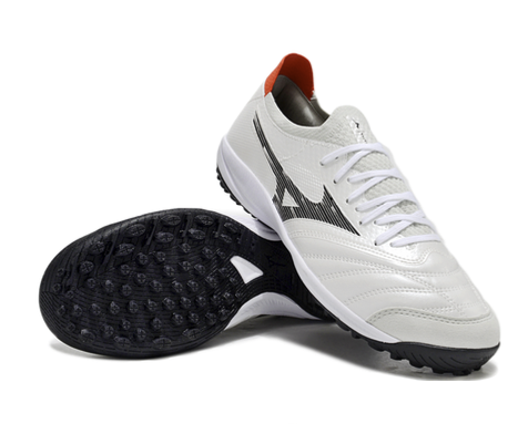 12. Mizuno TF – Blanco/Negro